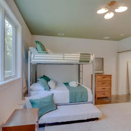 Modern 4 Bedroom 2.5 Bath Gorgeous Getaway *