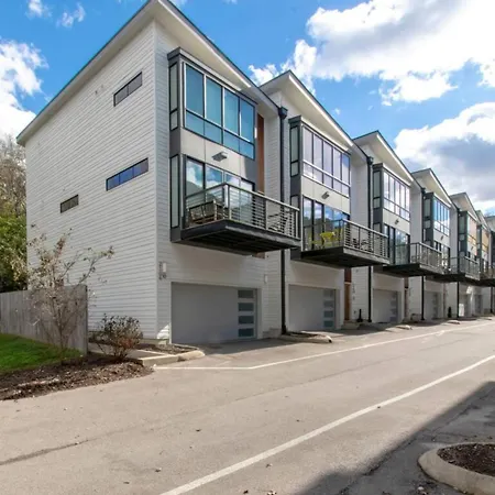 Modern 4 Bedroom 2.5 Bath Gorgeous Getaway Holiday home