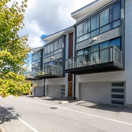 Modern 4 Bedroom 2.5 Bath Gorgeous Getaway Holiday home *
