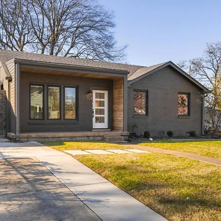 Holiday home Walk To Restaurants Outdoor Patio With Grill And Fit Pit 1 Mile To Stadium And Downtown Nashville