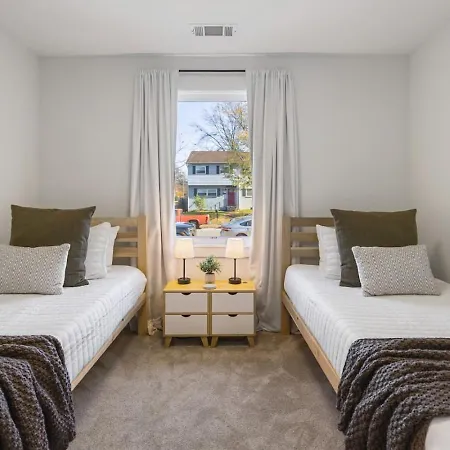 Walk To Restaurants Outdoor Patio With Grill And Fit Pit 1 Mile To Stadium And Downtown Holiday home *