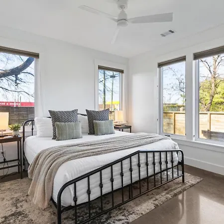 Walk To Restaurants Outdoor Patio With Grill And Fit Pit 1 Mile To Stadium And Downtown Holiday home Nashville