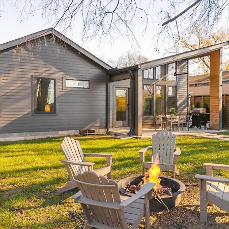 Walk To Restaurants Outdoor Patio With Grill And Fit Pit 1 Mile To Stadium And Downtown