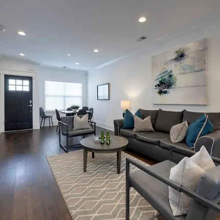 Beautiful Townhomes 2 Units With Outdoor Patios *