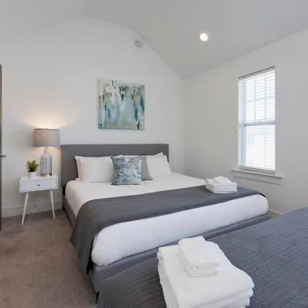 Holiday home Beautiful Townhomes 2 Units With Outdoor Patios