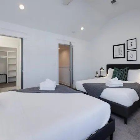 Beautiful Townhomes 2 Units With Outdoor Patios *