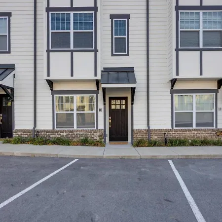 Beautiful Townhomes 2 Units With Outdoor Patios *