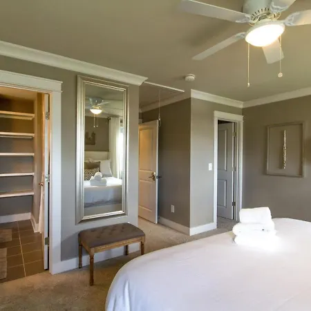 Downtown Dream Extra Bedding Minutes To Broadway Holiday home Nashville