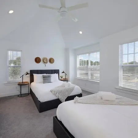 Two Elegant Townhomes Perfect For Large Groups Holiday home