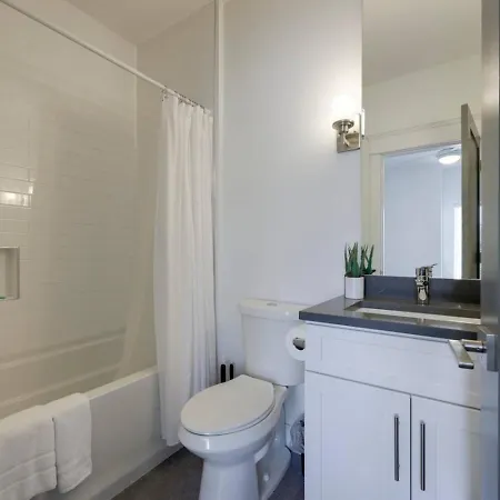 Two Elegant Townhomes Perfect For Large Groups Nashville