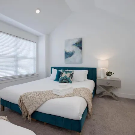 Two Gorgeous Homes Twenty Guests Amazing Location