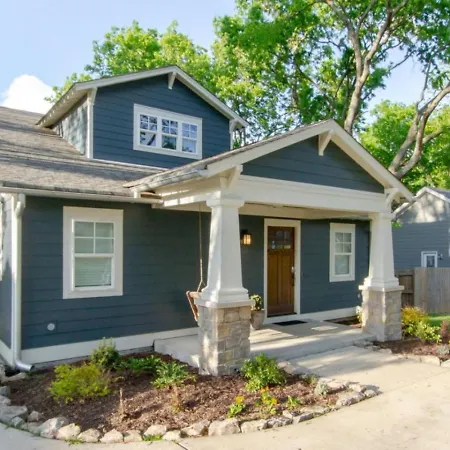Holiday home Getaway- Relaxing Backyard- Large Patio *