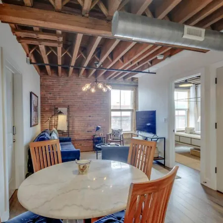 Stylish With Urban Charm Apartment *