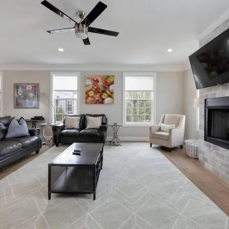 The Americana 4 Bedroom 3.5 Bath Luxury Holiday home *