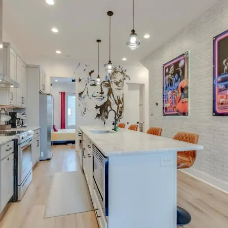Holiday home 10 Mins To Broadway Rooftop Patio And Putting