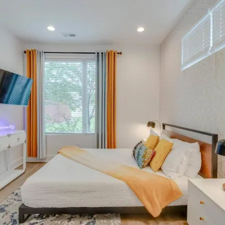 Holiday home 10 Mins To Broadway Rooftop Patio And Putting