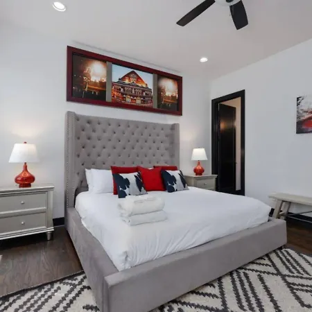 Urban Elegance Rooftop Lounge With Hot Tub Holiday home