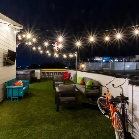 The Ultimate Hip-hop Haven With Rooftop Patio Holiday home