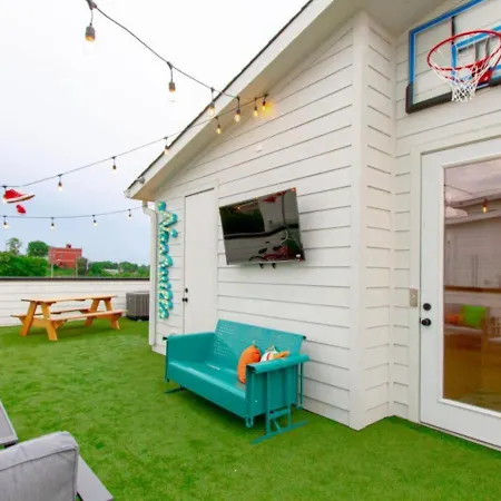 Holiday home The Ultimate Hip-hop Haven With Rooftop Patio *