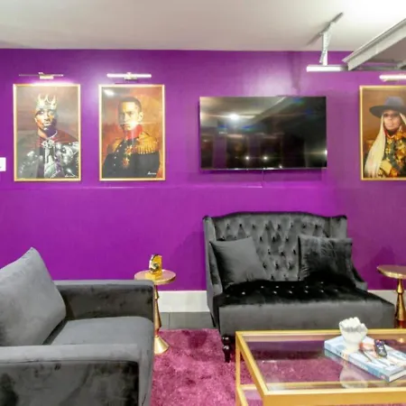 Holiday home The Ultimate Hip-hop Haven With Rooftop Patio *