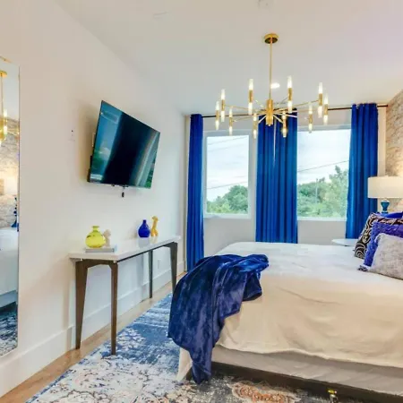 The Ultimate Hip-hop Haven With Rooftop Patio Holiday home