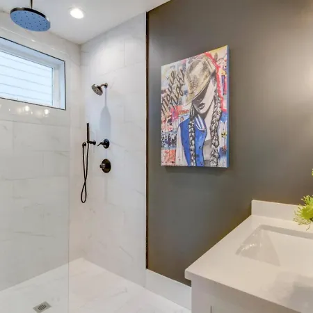 Holiday home The Ultimate Hip-hop Haven With Rooftop Patio *