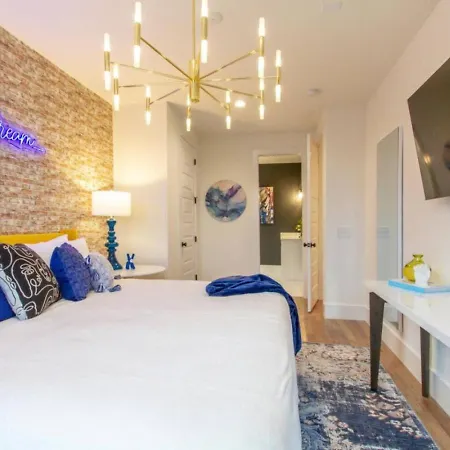 The Ultimate Hip-hop Haven With Rooftop Patio Holiday home
