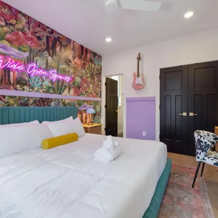 Holiday home Music Row Country Retreat Balcony And Hot Tub *