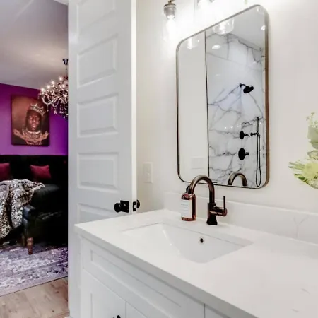 Holiday home The Ultimate Hip-hop Haven With Rooftop Patio *