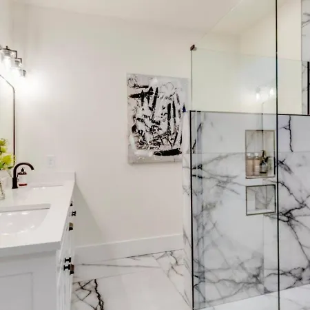The Ultimate Hip-hop Haven With Rooftop Patio Holiday home *