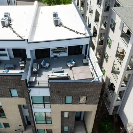 Holiday home Metro Charm - Rooftop Lounge - Hot Tub *