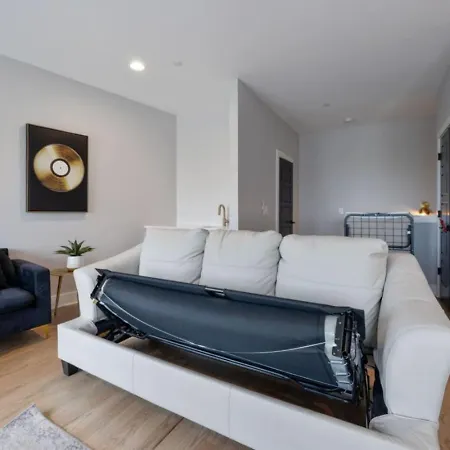 Holiday home Metro Charm - Rooftop Lounge - Hot Tub *