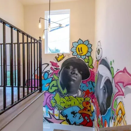 The Ultimate Hip-hop Haven With Rooftop Patio Holiday home *