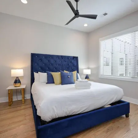 Holiday home Metro Charm - Rooftop Lounge - Hot Tub *