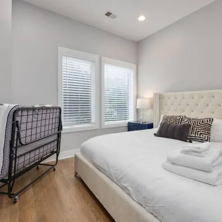 Metro Charm - Rooftop Lounge - Hot Tub Holiday home *