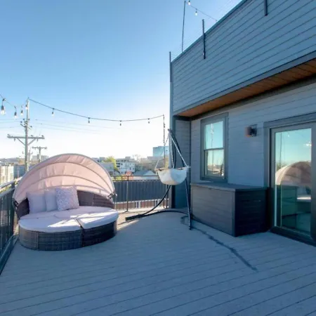 Holiday home Spacious And Modern 2 Rooftops Stage Games And