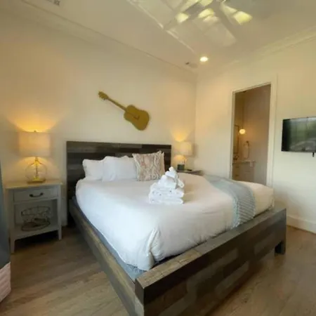 Two Beautiful Homes - Walkable To Geodis Holiday home *