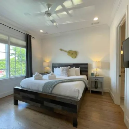 Holiday home Two Beautiful Homes - Walkable To Geodis Nashville