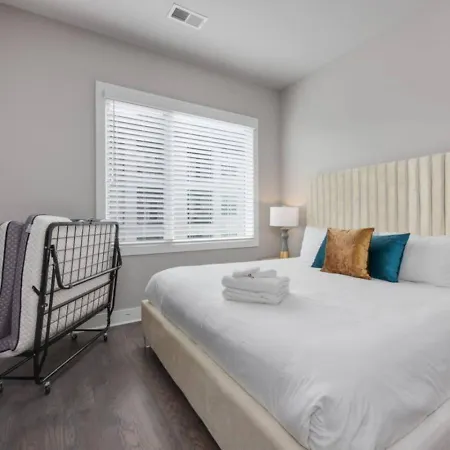 Rhythmic Retreat Rooftop Lounge 4 Bedroom 4.5 Bath * Nashville