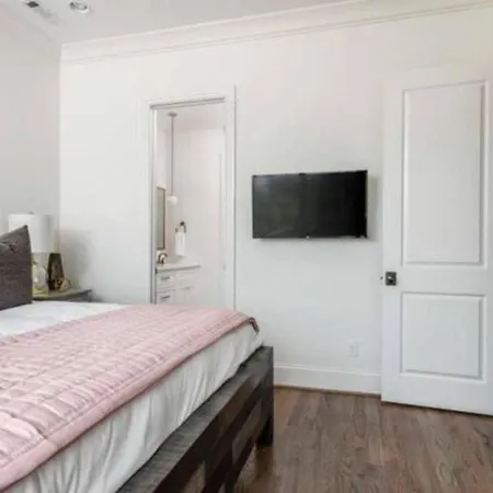 Holiday home Two Beautiful Homes - Walkable To Geodis