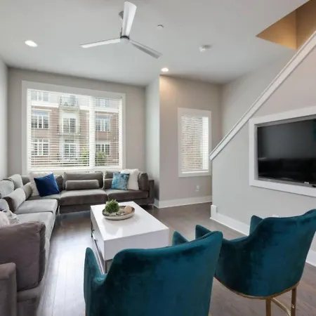 Rhythmic Retreat Rooftop Lounge 4 Bedroom 4.5 Bath
