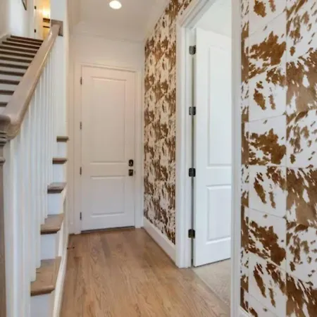 Two Beautiful Homes - Walkable To Geodis