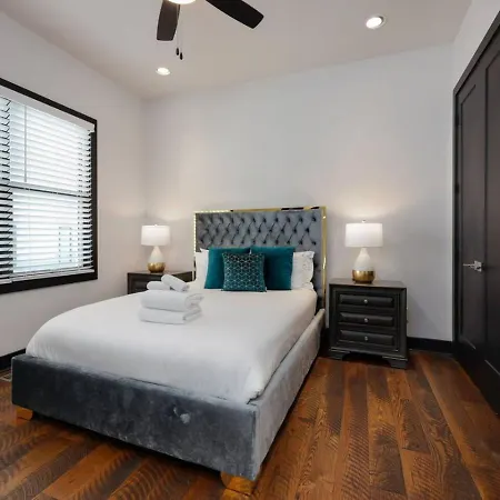 Two Townhomes- Rooftop Lounge- Hot Tub- Views *