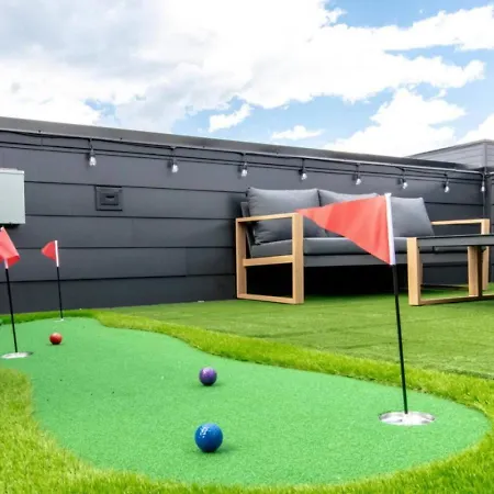 The Honkytonk Haven Hot Tub And Mini Golf Rooftop