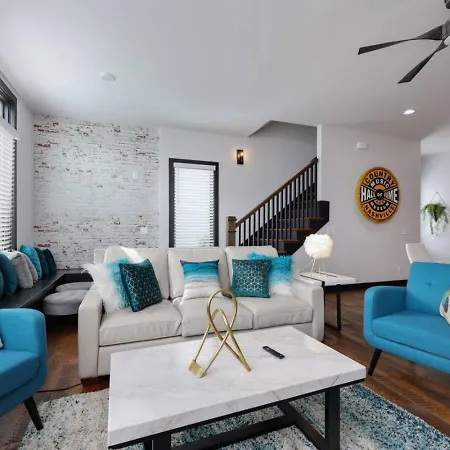 Two Townhomes- Rooftop Lounge- Hot Tub- Views Holiday home