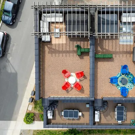 Two Townhomes - Hot Tubs And Rooftop Balconies Holiday home *