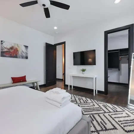 Holiday home Two Townhomes- Rooftop Lounge- Hot Tub- Views *
