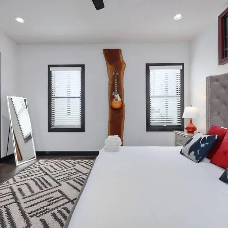 Holiday home Two Townhomes- Rooftop Lounge- Hot Tub- Views *