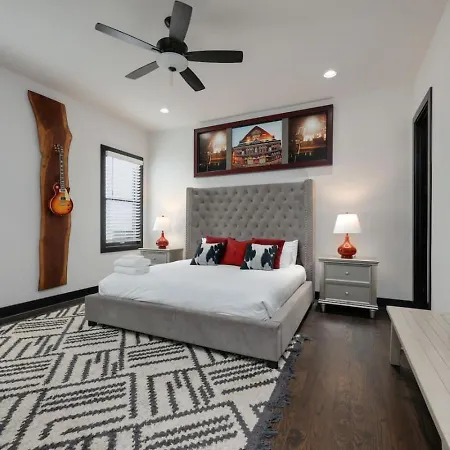 Holiday home Two Townhomes- Rooftop Lounge- Hot Tub- Views *