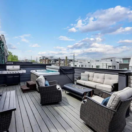 Holiday home Two Townhomes- Rooftop Lounge- Hot Tub- Views *